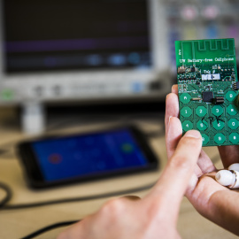 Prototipo de teléfono móvil sin batería./MARK STONE/UNIVERSITY OF WASHINGTON