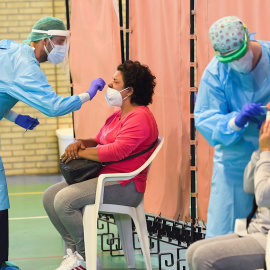 Personal del Servicio Andaluz de Salud realizan test rápidos a vecinos de la localidad sevillana de Utrera. /EFE