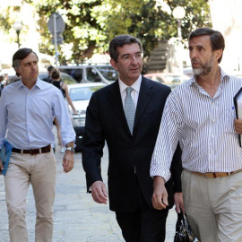 Zoilo Ruiz-Mateos, a la derecha. A su lado, su abogado y su hermano Pablo Ruiz-Mateos a la izquierda, llegando esta mañana a la Audiencia Provincial de Baleares, en Palma.