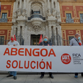 Concentración trabajadores de la empresa Abengoa ante el Palacio de San Telmo, sede de la Presidencia de la Junta de Andalucía en Sevilla, por la viabilidad de la compañía, el mantenimiento del empleo y para pedir apoyo al plan de refinanciación. EFE