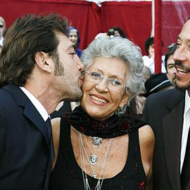 Pilar Bardem, con sus hijos Javier y Carlos. / REUTERS