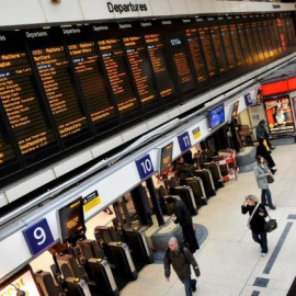 Los viajeros esperan sus trenes en la estación de Victoria en Londres, Reino Unido /EFE