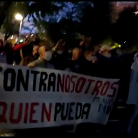 Un instante del grupo neonazi donde se observan saludos fascistas y consignas como "Fuerza y honor" durante la manifestación en San Blas.