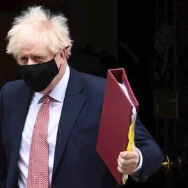 07/10/2020.- El primer ministro británico, Boris Johnson, sale de Downing Street. / EFE - NEIL HALL