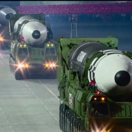 Una captura de pantalla tomada de una transmisión de KCNA el 10 de octubre de 2020 muestra misiles balísticos intercontinentales Hwasong-15 de Corea del Norte durante un desfile militar que marca el 75 aniversario de la fundación del Partido de los Tra