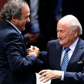 Blatter y Platini se saludan durante el pasado 65º Congreso de la FIFA en Zúrich. EFE/Walter Bieri