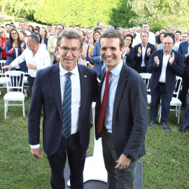 Pablo Casado junto al presidente de la Xunta de Galicia, Alberto Núñez Feijóo en Santiago de Compostela. EFE