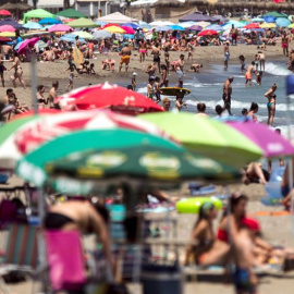 Numerosas personas disfrutando del buen tiempo y calor en la playa de la Misericordia en Málaga el pasado sábado, 25 de mayo. /EFE