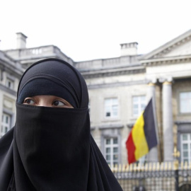 Una joven musulmana cubierta con niqab en Bruselas.-REUTERS