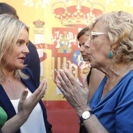 Marimar Blanco (izquierda), presidenta de la Fundación Víctimas del Terrorismo y hermana de Miguel Ángel Blanco, conversa con la alcaldesa de Madrid, Manuela Carmena, durante el acto organizado por el Grupo Municipal del PP. | EMILIO NARANJO (EFE)