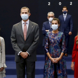 Los reyes Felipe VI y Letizia y su hijas la princesa Leonor (i) y la infanta Sofía (d) posan en una foto de grupo con los ganadores de los premios Princesa de Asturias. /EFE