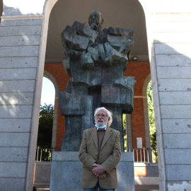 El escultor Pepe Noja ante la escultura dedicada a Largo Caballero este viernes en Madrid.- FERNANDO SÁNCHEZ