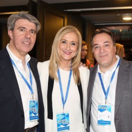 La presidenta de la Comunidad y del PP de Madrid, Cristina Cifuentes, junto a sus dos hombres fuertes en el Gobierno y el partido, Ángel Garrido (i) y Jaime González Taboada (d), en el Congreso regional de la formación. (Archivo) PP DE MADRID.