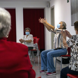 ​Usuarias del Casal Cívic de Sant Ildefons, en Cornellà de Llobregat, participan en un taller / BRU AGUILÓ