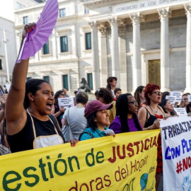 Trabajadoras del hogar exigen derechos ante el Congreso en Madrid (foto de archivo) / EFE-Emilio Naranjo.