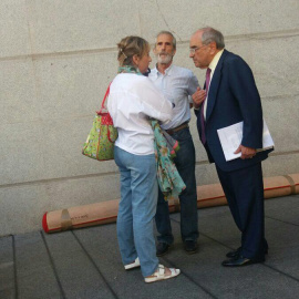 Martín Villa habla a las puertas del Congreso con familiares de víctimas del 3 de marzo.- TWITTER MARIAN BEITIALARRANGOITIA