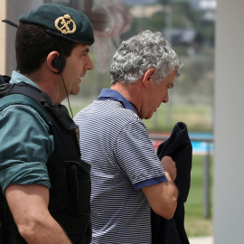 Villar, con un agente de la Guardia Civil en la sede de la RFEF. REUTERS/Juan Medina