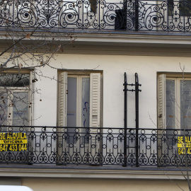 Carteles de alquiler en un edificio de viviendas. EFE/J.M. Espinosa/Archivo