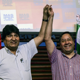 El expresidente de Bolivia Evo Morales y el candidato del MAS Luis Arce. RONALDO SCHEMIDT / AFP