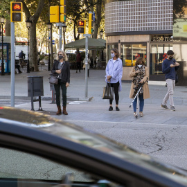 Diferents dones esperant per creuar la Gran Via de de Barcelona. Bru Aguiló