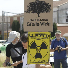 Protesta convocada por la plataforma Stop Uranio para pedir que la multinacional Berkeley abandone su proyecto de construir en el entorno del municipio salmantino de Retortillo la que sería única mina de uranio abierta en Europa. EFE/Archivo