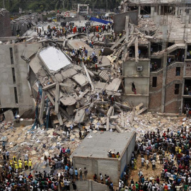 Derrumbe del complejo Rana Plaza en 2013 en Bangladesh, donde murieron más de un millar de trabajadores.- EFE