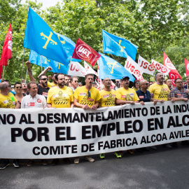 Marcha de los trabajadores de Alcoa hasta el Ministerio de Industria, en un manifestación en la que han pedido una solución de futuro para las plantas de Avilés (Asturias) y A Coruña. EFE/Luca Piergiovanni