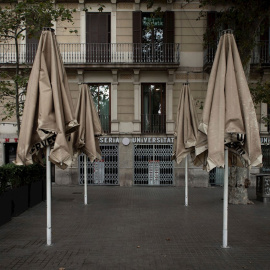 19/10/2020.- Una terraza de la céntrica Plaza Universidad de Barcelona permanece cerrada. / EFE - Enric Fontcuberta