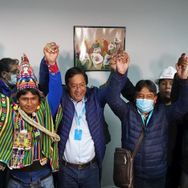 El exministro boliviano Luis Arce (2i) y su candidato a la Vicepresidencia, David Choquehuanca (2d) celebran los resultados extraoficiales que les dan la victoria a MAS en las elecciones generales en Bolivia. EFE/Stringer