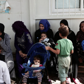 Mujeres refugiadas y niños en el campo de refugiados de Moria, en la isla griega de Lesbos.- REUTERS