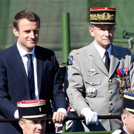 Emmanuel Macron junto a Pierre de Villiers. REUTERS/Charles Platiau