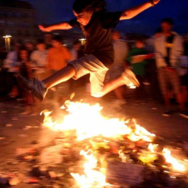 Un joven salta una de las tradicionales hogueras de San Juan", en la playa de La Zurriola de San Sebastián | EFE