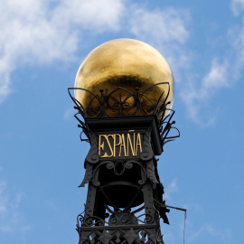 La bola dorada que decora el punto más alto del edificio del Banco de España, en Madrid. REUTERS/Paul Hanna