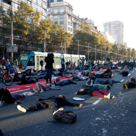 Acció de fa unes setmanes per reclamar la reducció del vehicle privat a Barcelona. ACN