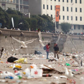 Las playas de la ciudad de A Coruña han amanecido este lunes con toneladas de basura tras celebrarse la pasada noche la festividad de San Juan. EFE