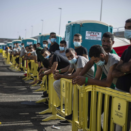 Más de 300 migrantes marroquiés esperan en el muelle de Arguineguín, Gran Canaria, a que haya una plaza libre en el colapsado sistema de acogida de Canarias. Algunos llevan cinco días en el puerto.- JAIRO VARGAS