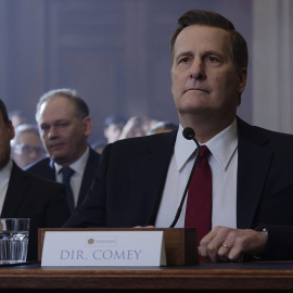 Jeff Daniels interpretando a James Comey en " La Ley de Comey