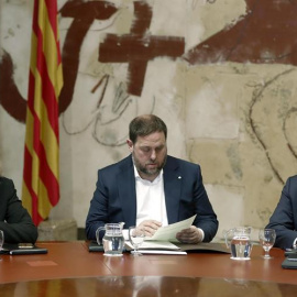 El presidente de la Generalitat, Carles Puigdemont, su vicepresidente, Oriol Junqueras (c), y la consellera de Presidencia, Neus Munté, durante la reunión del gobierno catalán, habitual de cada martes, en la semana en la que se desarrolla el juicio por