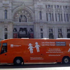 El autobús de Hazte Oír en Madrid antes de la inmovilización /EFE