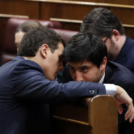 El presiente de Ciudadanos, Albert Rivera (i) conversa con el diputado de su partido Antonio Roldán Monés durante la sesión de la tarde de la segunda jornada del debate de investidura del secretario general del PSOE, Pedro Sánchez, que se celebra en e