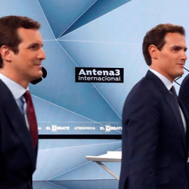 Pablo Casao y Albert Rivera, junto a Pedro Sánchez, en el segundo debate electoral del 28-A. EFE