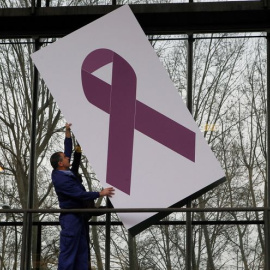 Un lazo morado símbolo de la lucha contra la violencia machista. EFE/Víctor Lerena/Archivo