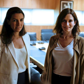 06/06/2019.- Las candidatas del PP y de Vox para la Comunidad de Madrid, Isabel Díaz Ayuso (d), y Rocío Monasterio (i), respectivamente, durante la reunión que han mantenido esta tarde en la Asamblea de Madrid dentro de las negociaciones para la formac