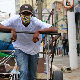 El movimiento “Pimp my carroça” entregó mascarillas diseñadas por @osgemeos a los recicladores informales de Río, dentro de su kit básico de seguridad. @FECHRISTO_FOTOGRAFIA/ PIMPMYCARROÇA. Mayo 2020.