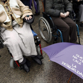 Miembros de la Confederación Española de Personas con Discapacidad Física y Orgánica (Cocemfe) durante una concentración del Día Internacional para la Eliminación de la Violencia hacia las Mujeres. EFE/Jesús Diges