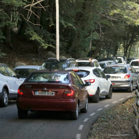 Cues per intentar arribar a l'aparcament del pantà de Santa Fe. ACN/Gemma Aleman