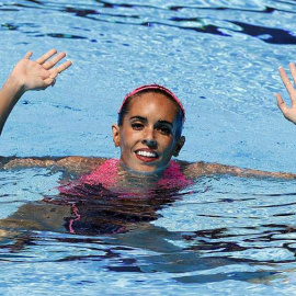 La nadadora española, Ona Carbonell, saluda al público tras finalizar su ejercicio en la final de solo libre del Mundial de Natación y que le ha valido la medalla de plata. | ALBERTO ESTÉVEZ (EFE)