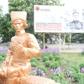 Estatua del líder del Ejército Negro Néstor Majnó, en Guliaipolei, Ucrania. Foto por Ferran Barber & Freedom and Worms