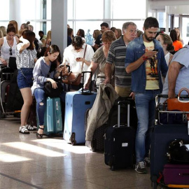 Colas para presentar reclamaciones a Vueling, en la Terminal 1 del Aeropuerto de El Prat, en Barcelona. /EFE-Andreu Dalmau