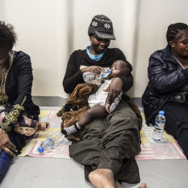 Tres mujeres nigerianas que amamantan a sus bebés al desembarcar en Italia. Profundos cortes de arma blanca, heridas de bala y señales de violencia sexual son algunas de las marcas con las que los inmigrantes rescatados en el Mediterráneo desembarcan e